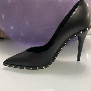 Valentino Garavani medium rockstud black leather pumps!